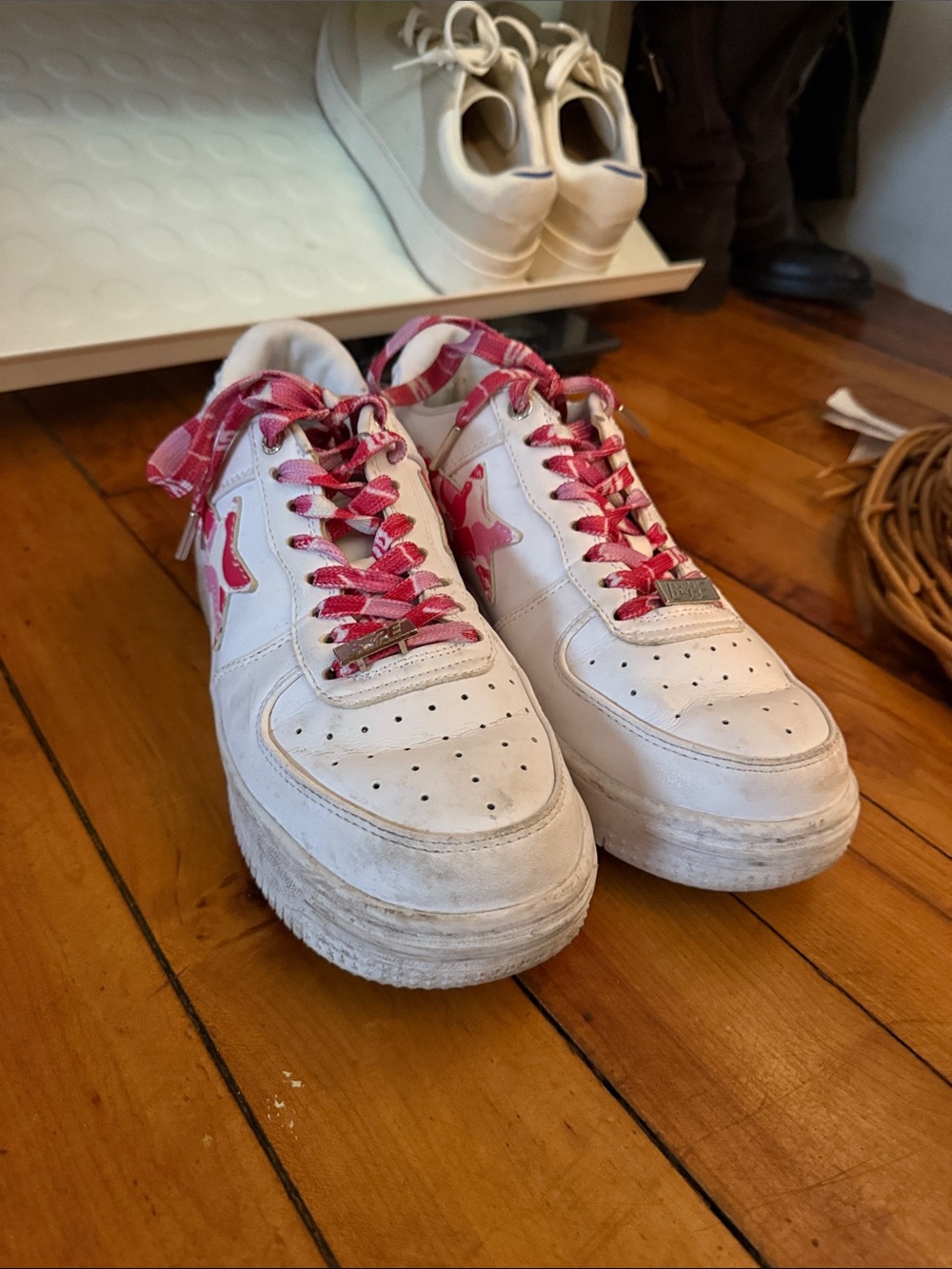 White Sneakers with Pink Star Accent and Pink Laces bapesta